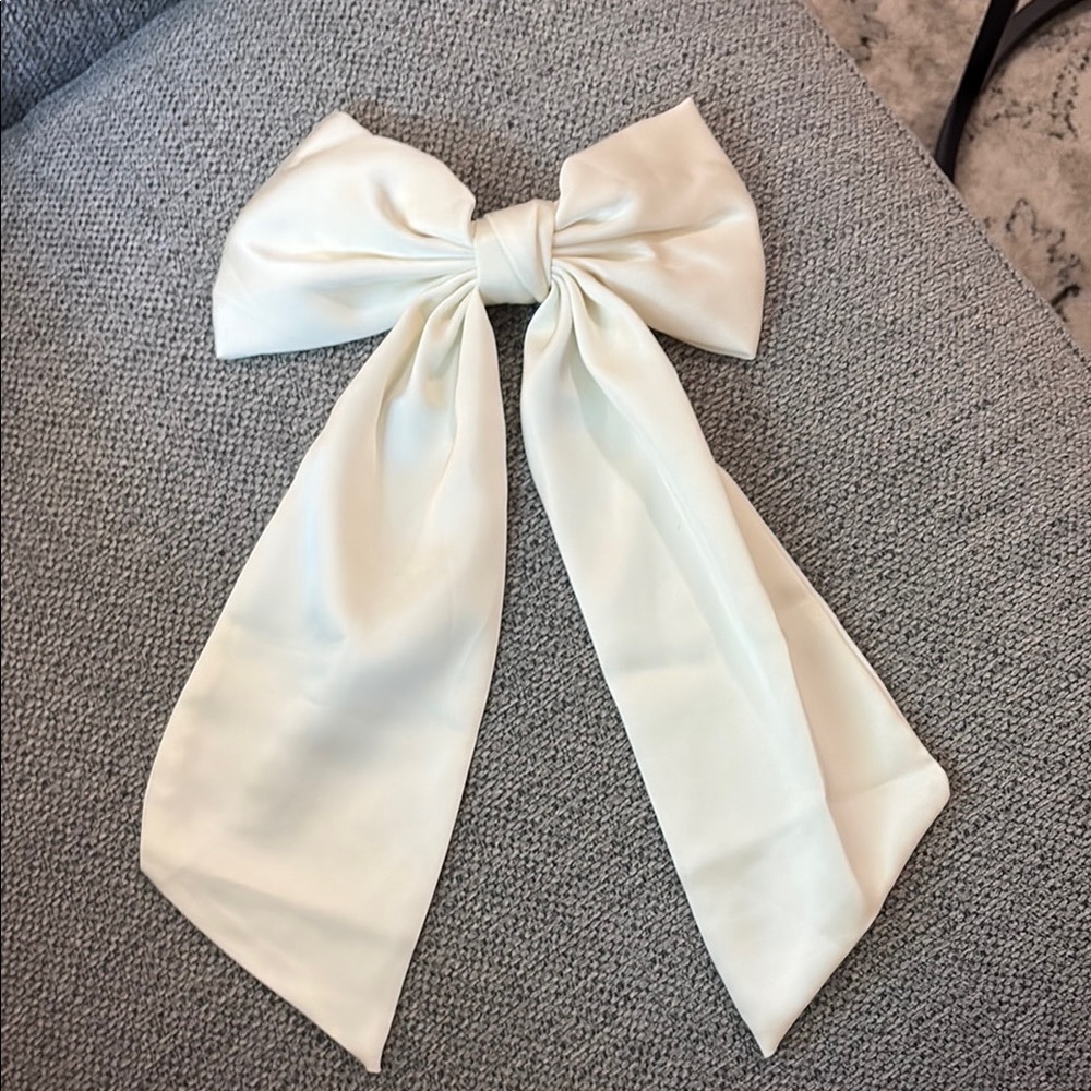 Elegant Cream Bow Hair Accessory